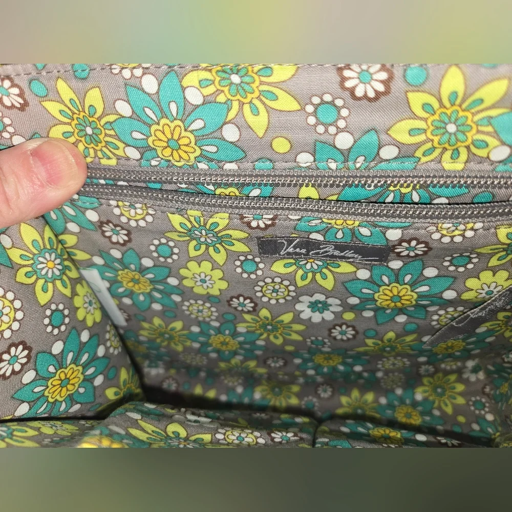 Vera Bradley 43 adds pocket